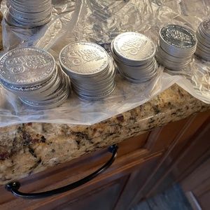 87 vintage casino tokens Silver City - Bird - Sahara